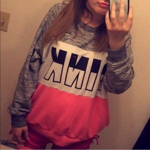 (SOLD ON Ⓜ️) vs pink color block crewneck