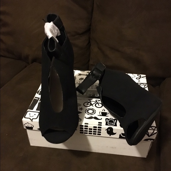 Black wedges