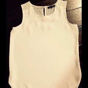White crepe w/lace sleeveless blouse. Small