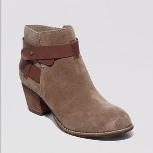 Dolce Vita brown Suede Bootie Sz 6