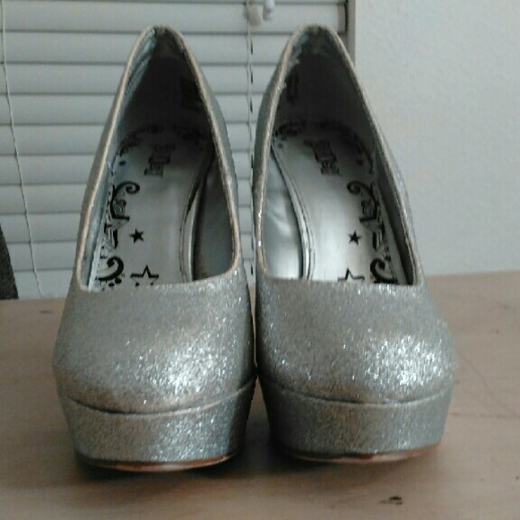 Heels - Picture 3 of 4