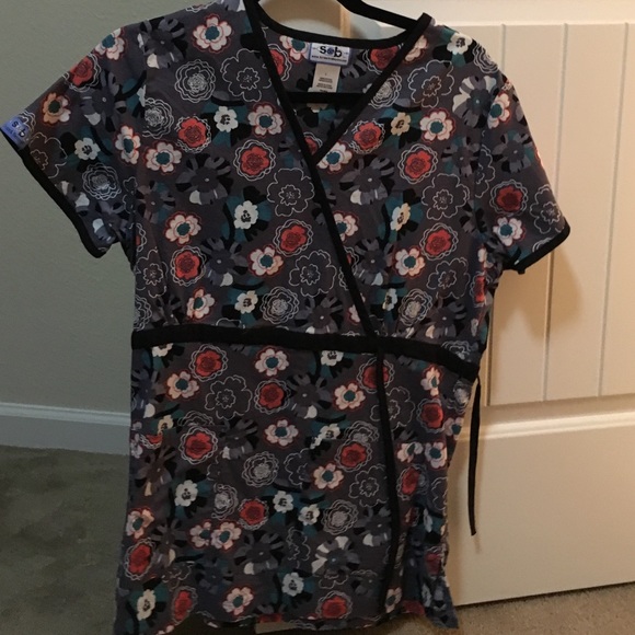 Scrubs & Beyond scrub top in Large
