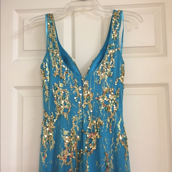 Beautiful floor length gown - Picture 3 of 4