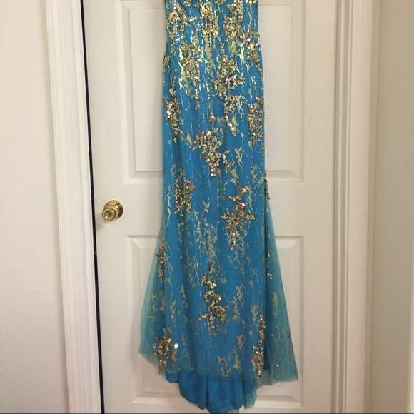 Beautiful floor length gown - Picture 4 of 4