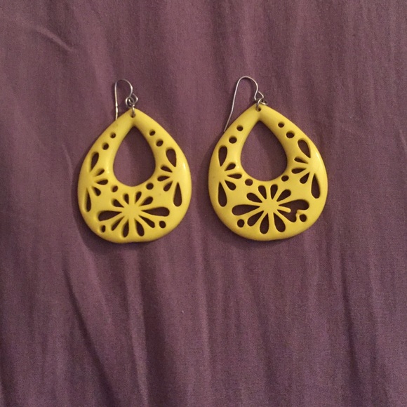 Cute yellow flower cut out earrings