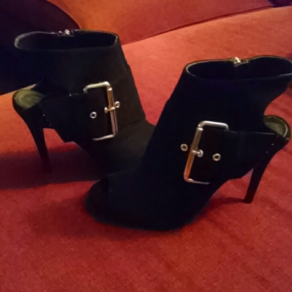 💮 PRICE DROP💮  Peep toe pumps with cut out heels