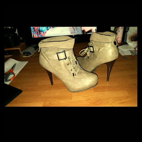 Lace up Heeled Boots