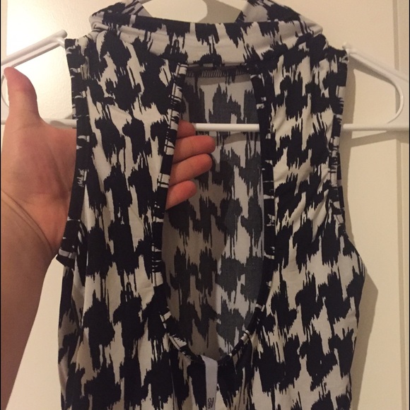 Printed crop top with high neckline. Stretchy - Picture 2 of 4