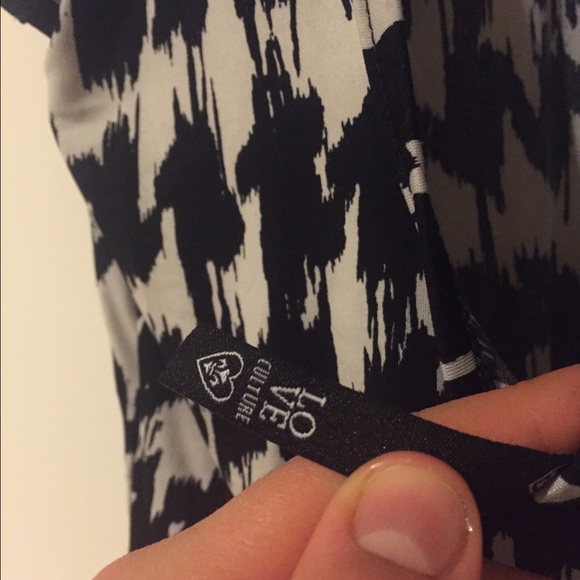 Printed crop top with high neckline. Stretchy - Picture 3 of 4