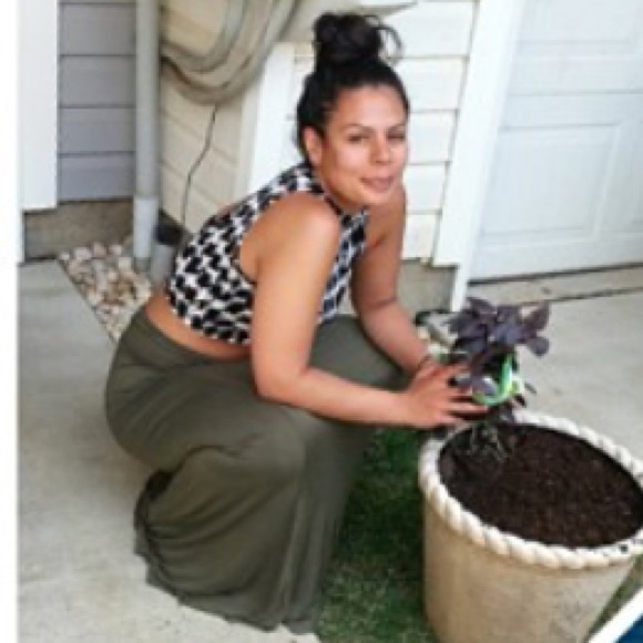 Printed crop top with high neckline. Stretchy - Picture 4 of 4