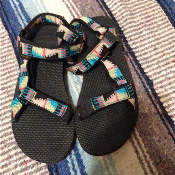 TEVA SIZE 7 NEVER WORE