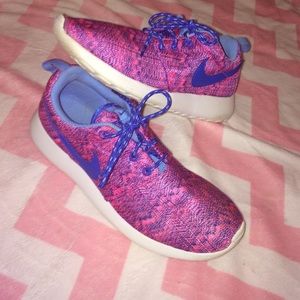 NIKE ROSHE RUNS
