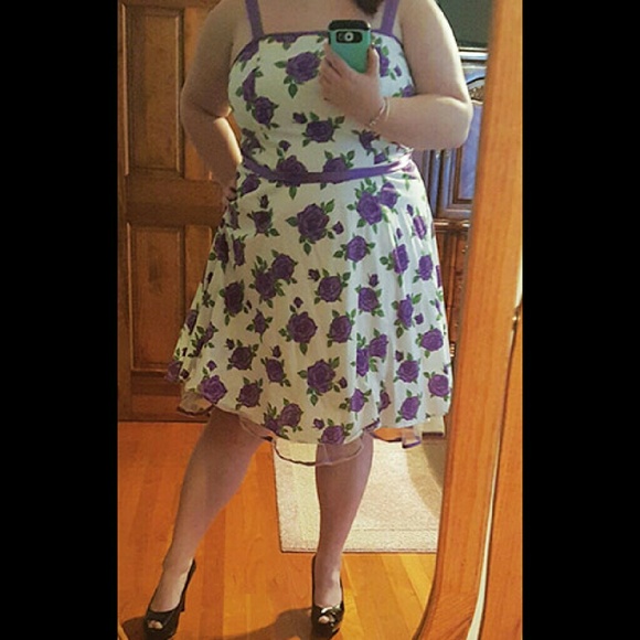 Cute White dress with roses - Picture 2 of 4