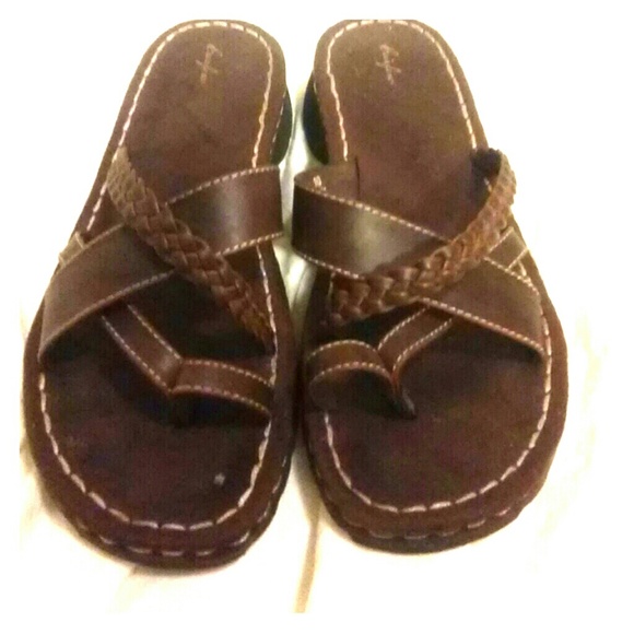 Leather sandals with toe thingies