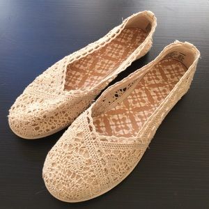Faded Glory Cream Crocheted flat shoes size 9