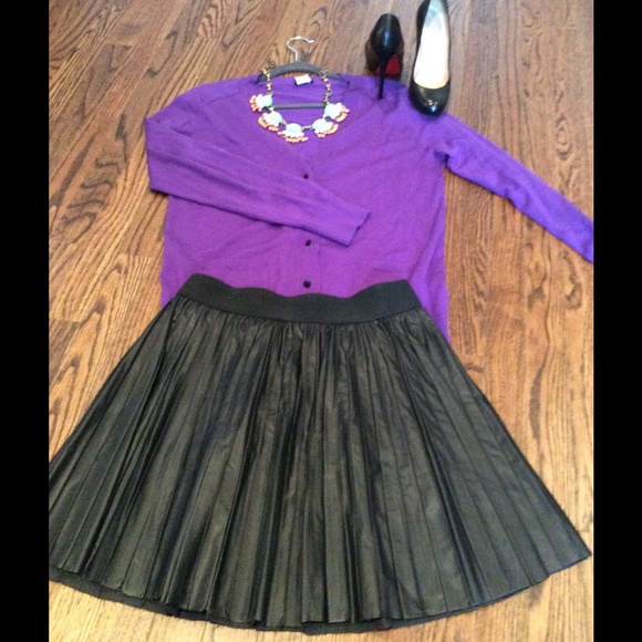 Forever 21 Dresses & Skirts - Black faux leather pleated mini skirt, size Large