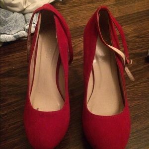 Red pumps