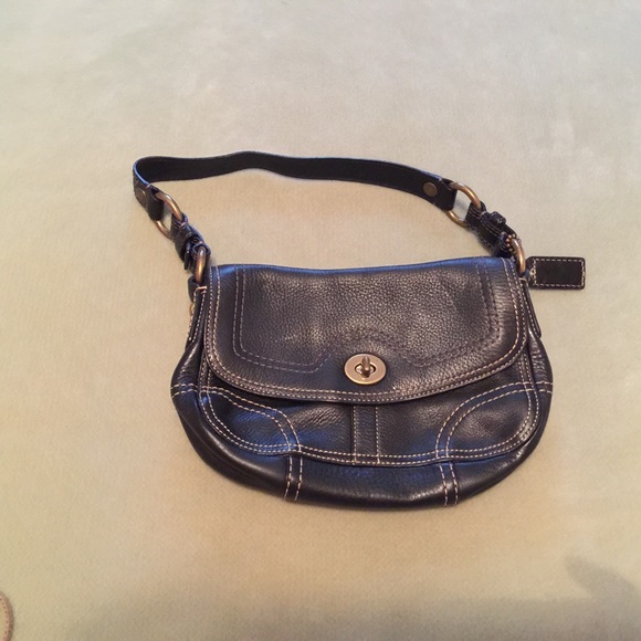 Small Coach purse💯authentic - Picture 1 of 3