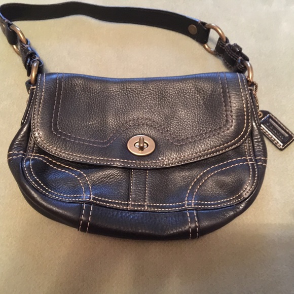 Small Coach purse💯authentic - Picture 2 of 3