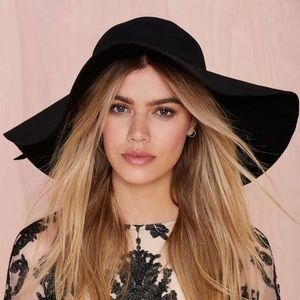 HOST PICK!! Clarissa floppy hat from Nasty Gal