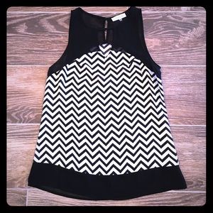 Super cute black and white top!