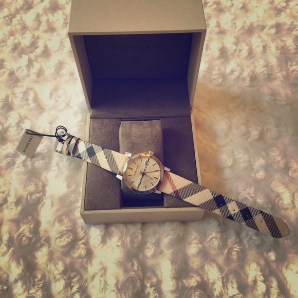💕Resv @lauralooxlove Authentic Burberry Watch 💕