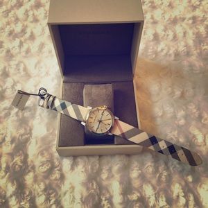💕Resv @lauralooxlove Authentic Burberry Watch 💕