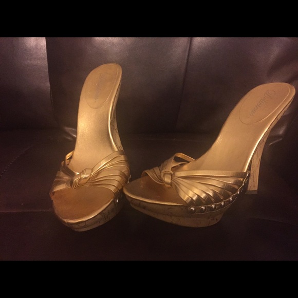 Metalic gold heels - Picture 1 of 1