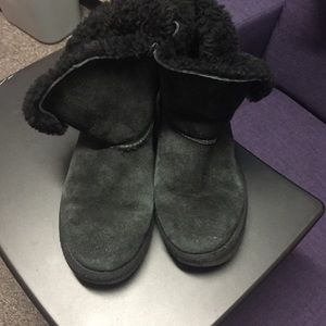 Short black uggs