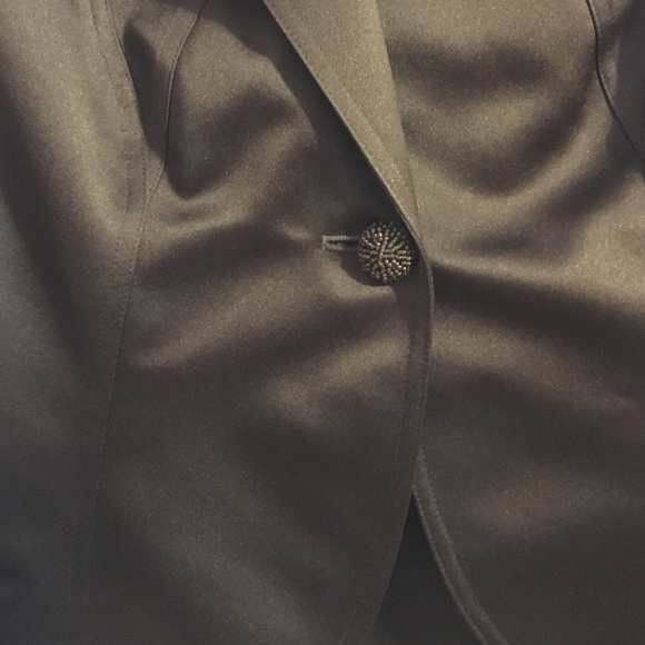 Very classy brown suit detailed buttons. - Picture 3 of 4