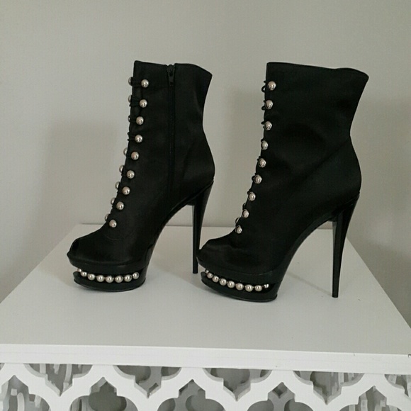 Fancy booties - Picture 2 of 4