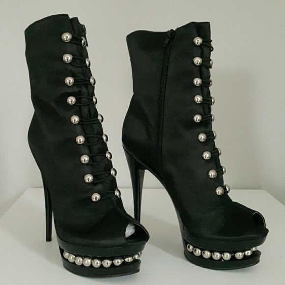 Fancy booties - Picture 4 of 4