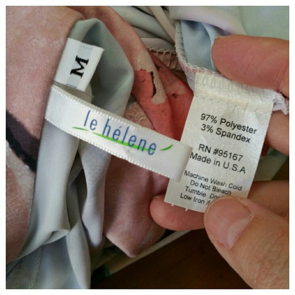 Le Helene Golf Top in Abstract Print - Picture 3 of 3