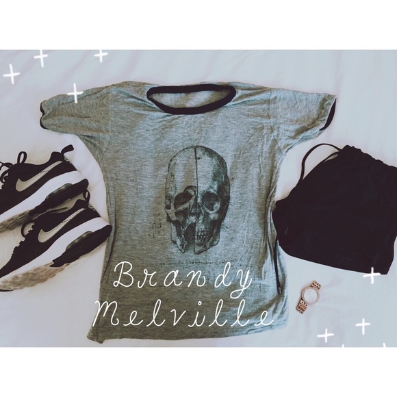 ✖️Brandy Melville Jessica grey crew skull shirt✖️