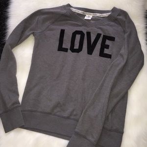 Love pink ? Love comfy and cute ? This sweater !