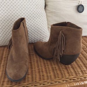 Tan Fringe Size 9 1/2 Heeled Booties