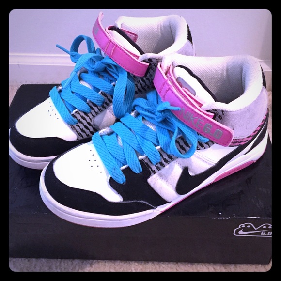 Nike Womens Air Mogan Mid