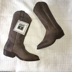 NWT Frye Billy Pull-on Boots