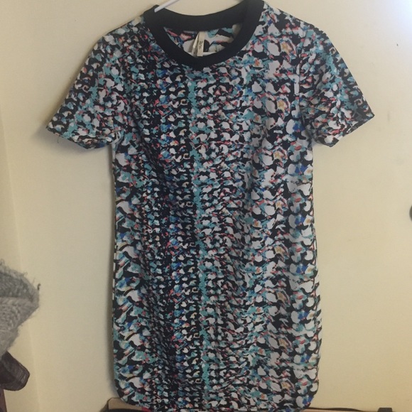 Dresses & Skirts - Unique design shift dress :)