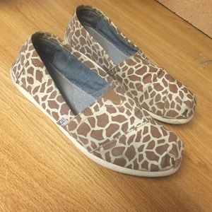 Cute comfy giraffe toms :)