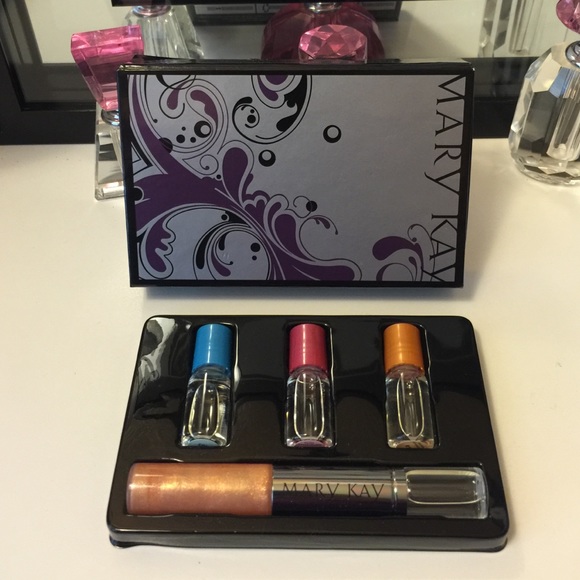 Mary Kay Simply Chic Fragrance-Lip Gloss Duo