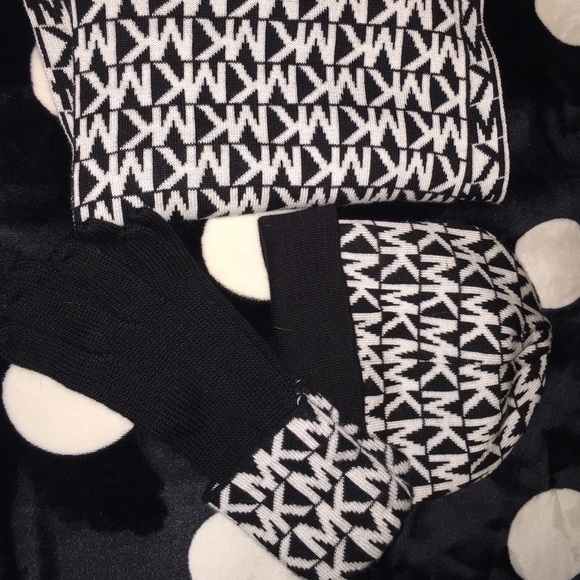 MK hat/gloves/scarf set