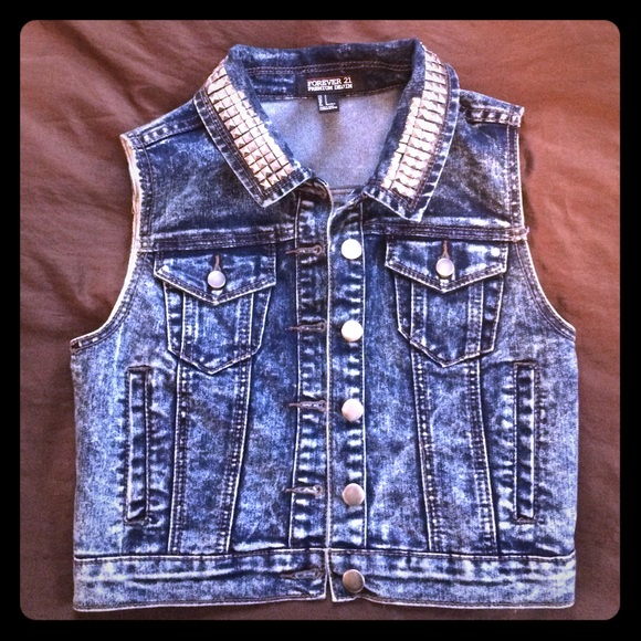 Trendy denim vest with studded collar
