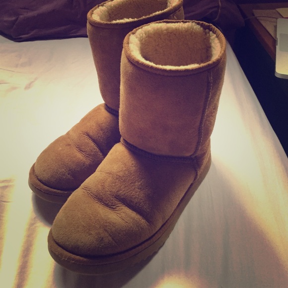 Size 7 short uggs