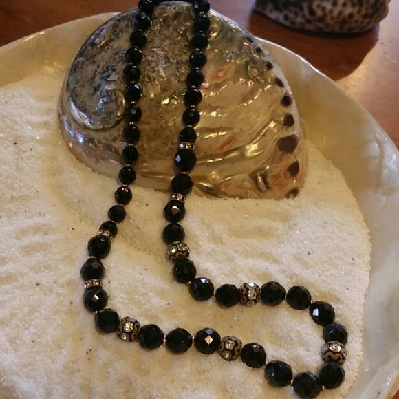 VINTAGE GLASS BEAD NECKLACE