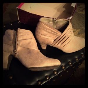 NWT Tan Faux Suede Booties memory foam insoles!