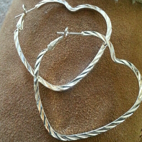 Jewelry - Chola-esque Heart Hoops