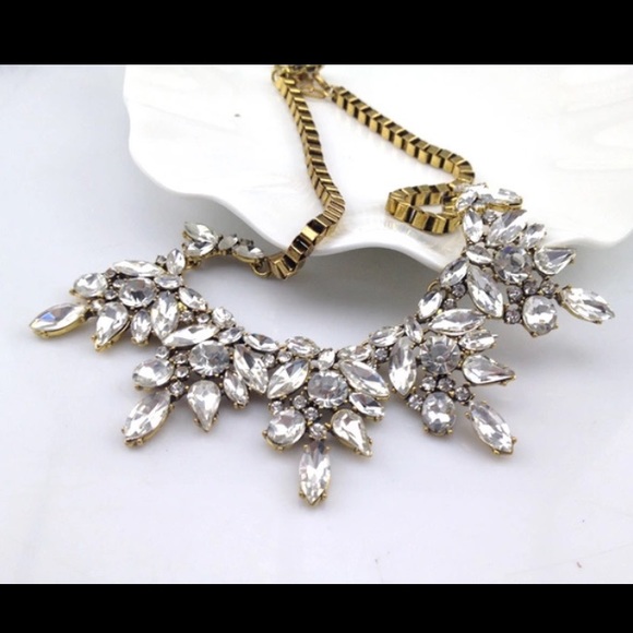 Crystal flower statement necklace - Picture 2 of 2