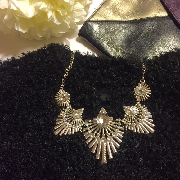 Vintage flower statement necklace - Picture 2 of 3