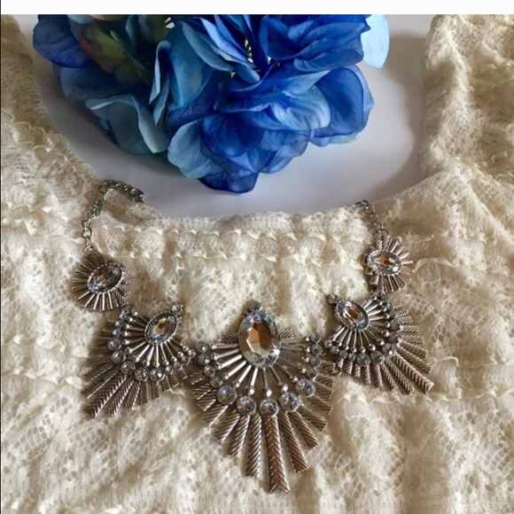 Vintage flower statement necklace - Picture 3 of 3